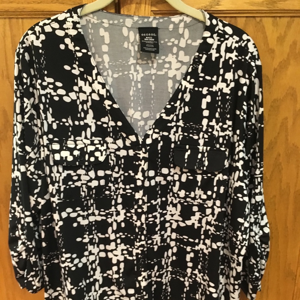 Black and white knit top size 18-20W.
